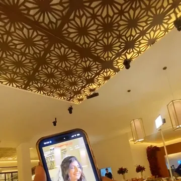 IMAGEN: momento 3 de 13 — la entrada de la novia o la quinceanera. Miniatura cuadrada, se ve chica y en movimiento