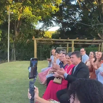 IMAGEN: momento 7 de 13 — los invitados bailando, plano cerrado y movido. Miniatura cuadrada, se ve chica y en movimiento