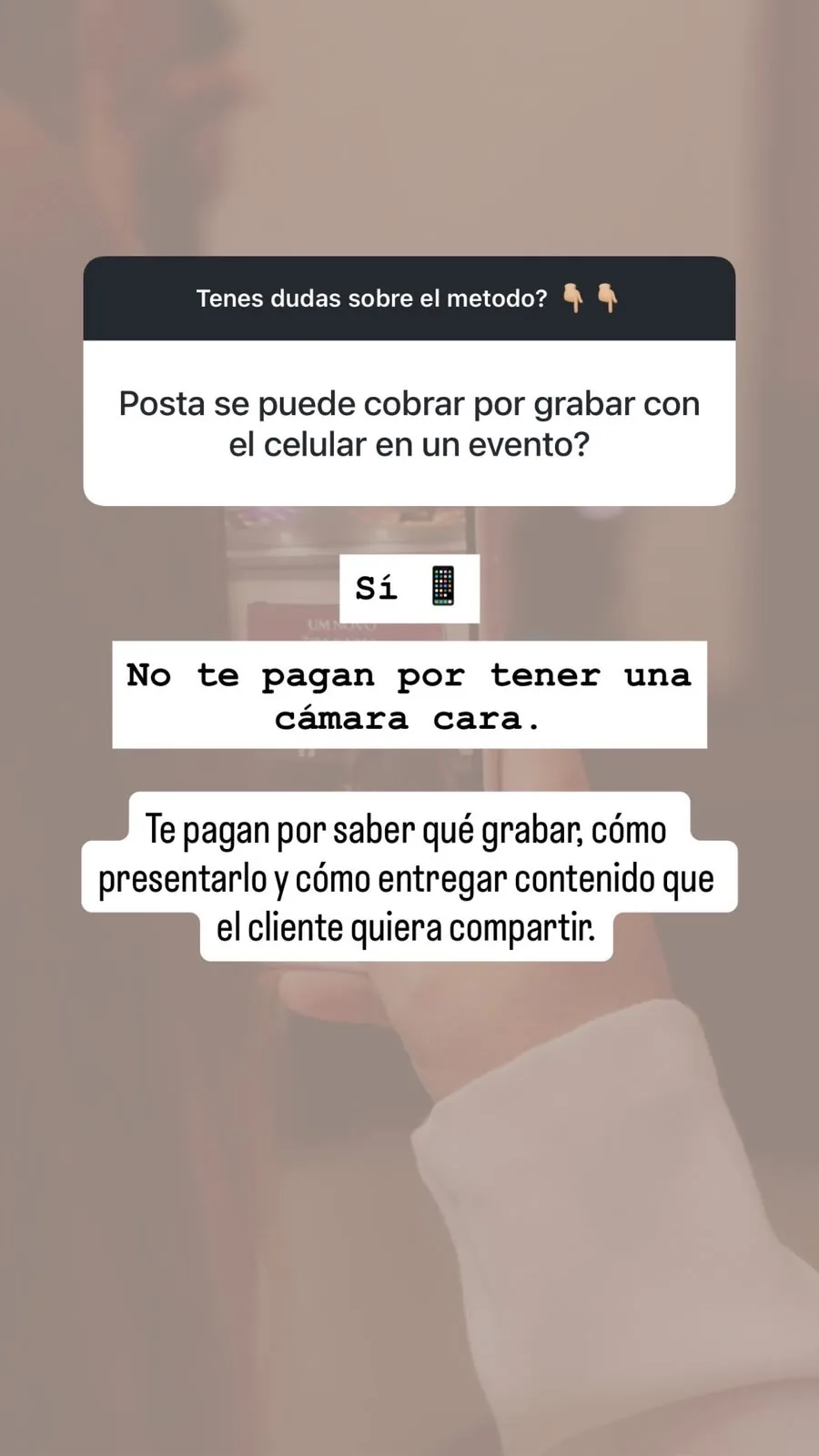 IMAGEN: alguien grabando con el celular en un evento, de espaldas o de perfil, la fiesta de fondo — la escena de la que graba por gusto